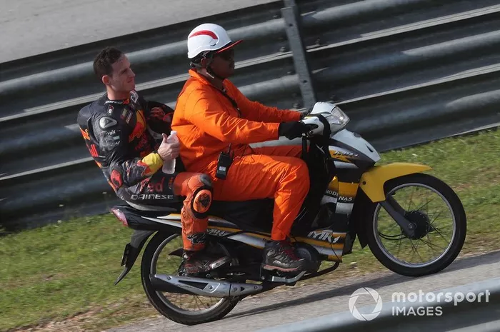 Pol Espargaró, Red Bull KTM Factory Racing después de la caída