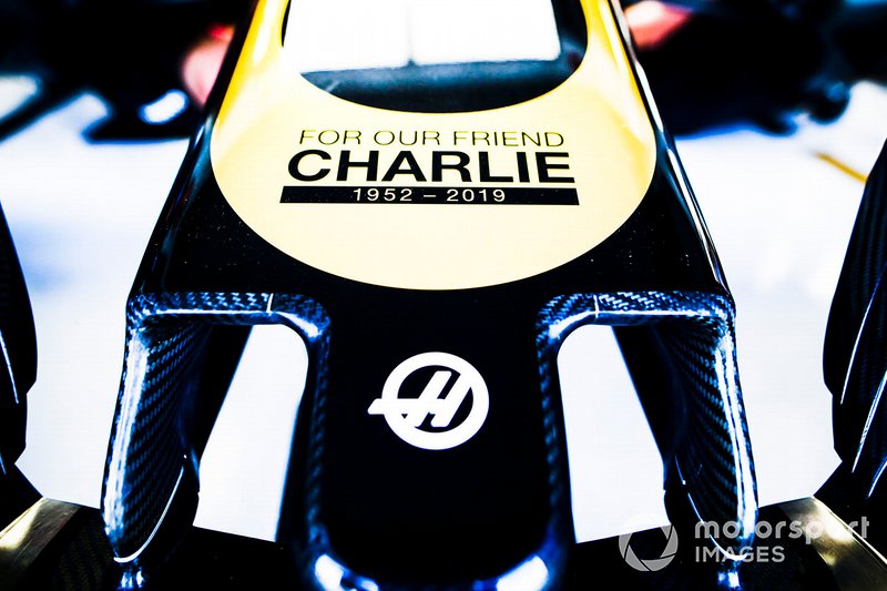 Dettaglio di una delle monoposto del Team Haas F1, con un tributo a Charlie Whiting sul musetto