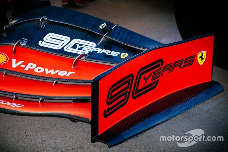 Ferrari SF90: la paratia laterale è svergolata verso l'esterno