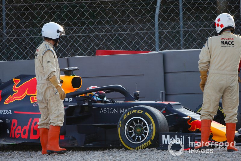 Pierre Gasly, Red Bull Racing RB15, dans les graviers après sa sortie de piste