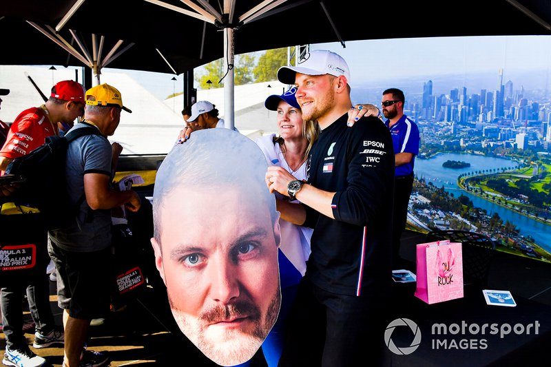 Valtteri Bottas, Mercedes AMG F1, posa per una foto con una tifosa