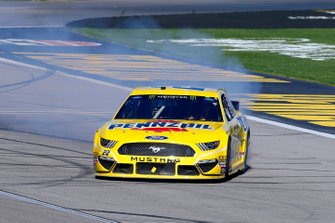 Joey Logano, Team Penske, Ford Mustang Pennzoil celebrates his win with a burnout