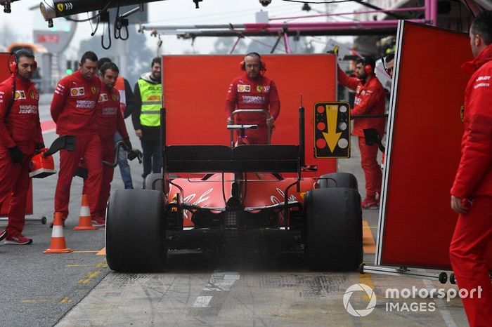 Sebastian Vettel, Ferrari SF90 y mecánicos de Ferrari con paneles para tapar su coche de la vista de los curiosos