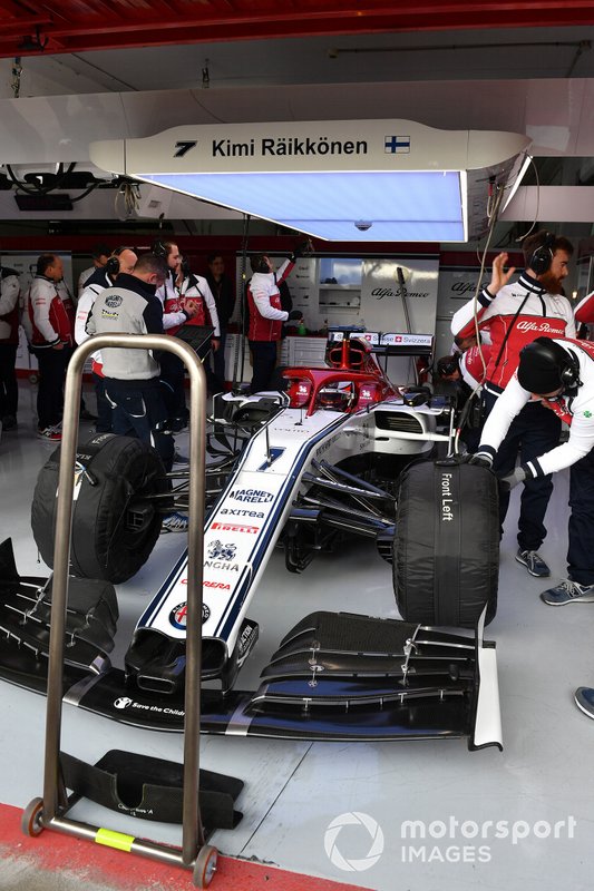 Kimi Raikkonen, Alfa Romeo Racing C38 in the garage