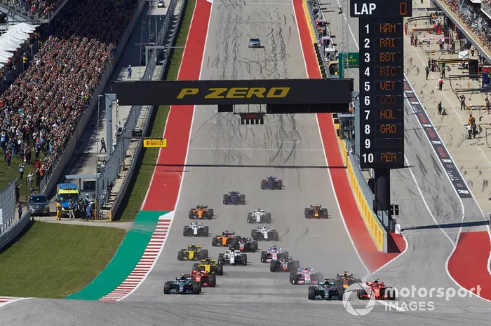 Kimi Raikkonen, Ferrari SF71H, Lewis Hamilton, Mercedes AMG F1 W09 EQ Power+, ahead of Valtteri Bottas, Mercedes AMG F1 W09 EQ Power+, Daniel Ricciardo, Red Bull Racing RB14, Sebastian Vettel, Ferrari SF71H, y el resto del grupo en la arrancada