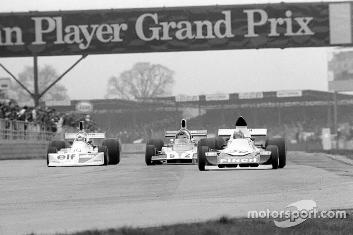 John Nicholson a frente de Lella Lombardi (carro 10) e Tony Trimmer