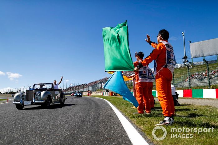 Los comisarios ondean las banderas al paso de Stoffel Vandoorne, McLaren