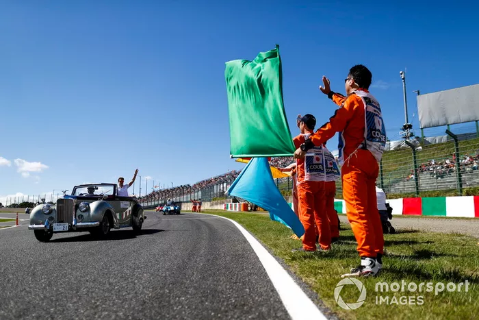 Los comisarios ondean las banderas al paso de Stoffel Vandoorne, McLaren