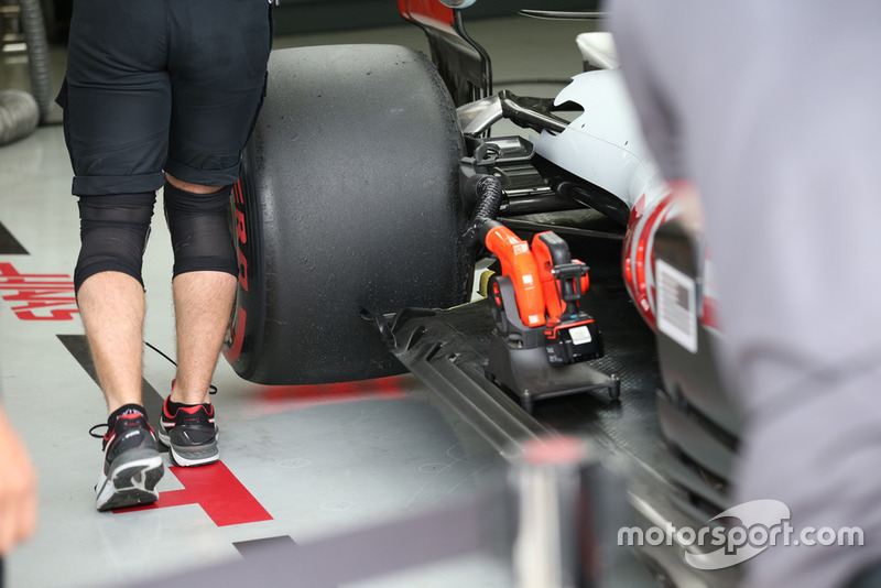 Haas F1 Team VF-18 floor detail