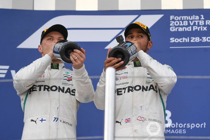 Podio: segundo lugar Valtteri Bottas, Mercedes AMG F1 y Lewis Hamilton, Mercedes AMG F1