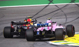 Il leader della corsa Max Verstappen, Red Bull Racing RB14 viene colpito dal doppiato Esteban Ocon, Racing Point Force India VJM11