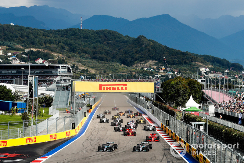 Valtteri Bottas, Mercedes AMG F1 W09 precede Lewis Hamilton, Mercedes AMG F1 W09 e Sebastian Vettel, Ferrari SF71H