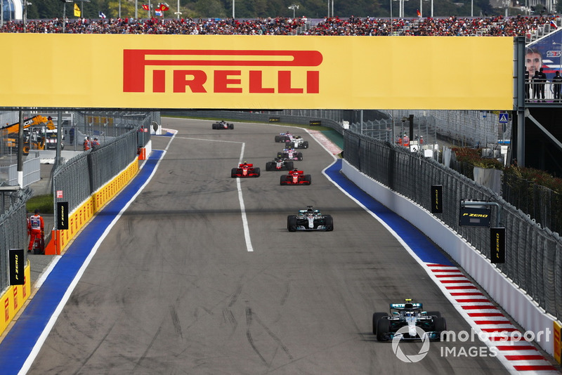 Valtteri Bottas, Mercedes AMG F1 W09, precede Lewis Hamilton, Mercedes AMG F1 W09, Sebastian Vettel, Ferrari SF71H, Kimi Raikkonen, Ferrari SF71H, Kevin Magnussen, Haas F1 Team VF-18, ed Esteban Ocon, Racing Point Force India VJM11