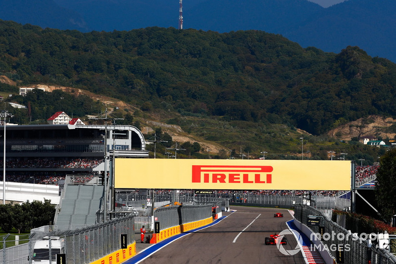Sebastian Vettel, Ferrari SF71H, lidera a Kimi Raikkonen, Ferrari SF71H