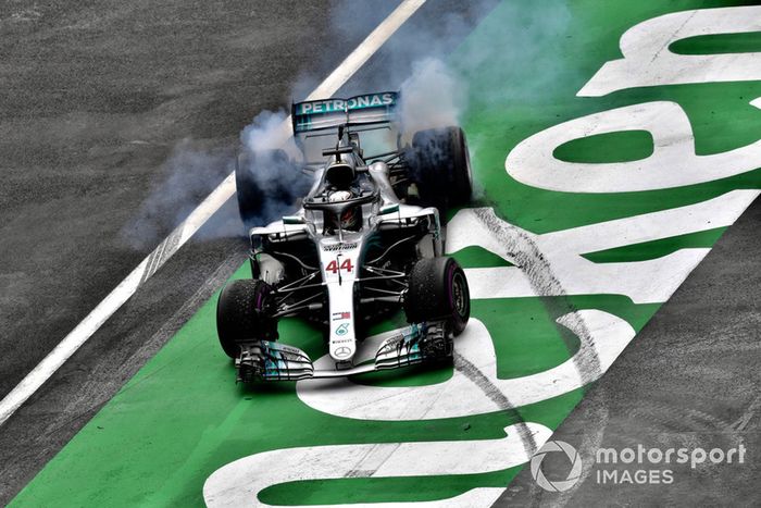 Lewis Hamilton, Mercedes-AMG F1 W09 EQ Power + celebra haciendo donas 