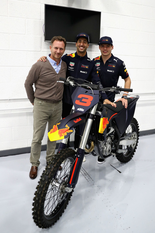 Daniel Ricciardo, Red Bull Racing; Christian Horner, jefe de Red Bull Racing, y Max Verstappen, Red Bull Racing posan para una foto con una moto KTM