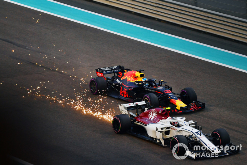 Charles Leclerc, Sauber C37 and Daniel Ricciardo, Red Bull Racing RB14 battle 