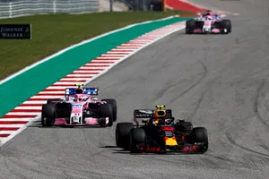 Max Verstappen, Red Bull Racing RB14, devant Esteban Ocon, Racing Point Force India VJM11, et Sergio Perez, Racing Point Force India VJM11