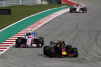 Max Verstappen, Red Bull Racing RB14, voor Esteban Ocon, Racing Point Force India VJM11, en Sergio Perez, Racing Point Force India VJM11