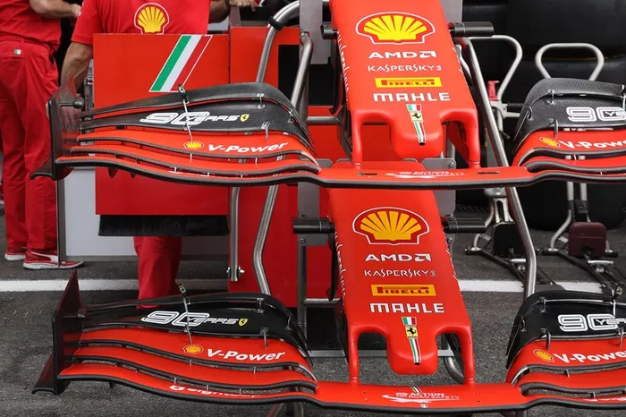  Ferrari SF90: Frontflügel