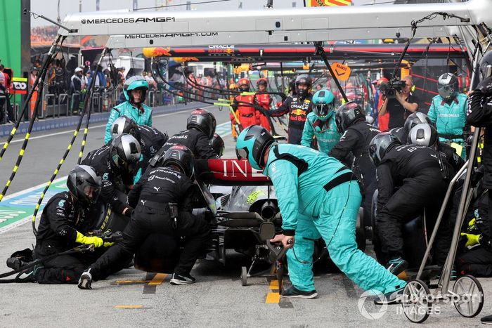Lewis Hamilton, Mercedes W13, pit stop