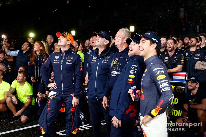 Adrian Newey, director técnico de Red Bull Racing, Helmut Marko, asesor de Red Bull Racing, Max Verstappen, Red Bull Racing, Christian Horner, director del equipo, Red Bull Racing, Sergio Pérez, Red Bull Racing, celebrando la victoria y el mundial