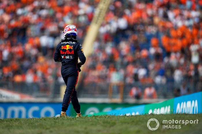 Max Verstappen, de Red Bull Racing, se aleja tras detenerse en el circuito durante la FP1