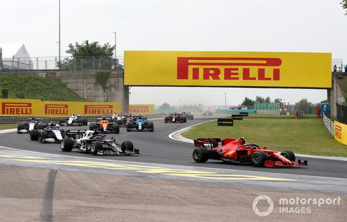 Carlos Sainz Jr., Ferrari SF21, Yuki Tsunoda, AlphaTauri AT02, Nicholas Latifi, Williams FW43B, George Russell, Williams FW43B