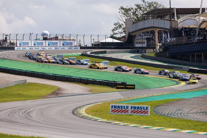Carros da Stock Car 'bailam' no S do Senna