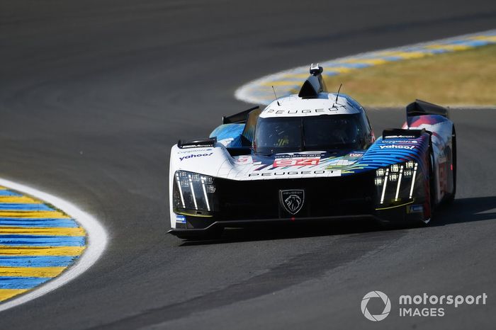 #94 Peugeot Totalenergies Peugeot 9X8 de Loic Duval, Gustavo Menezes, Nico Muller