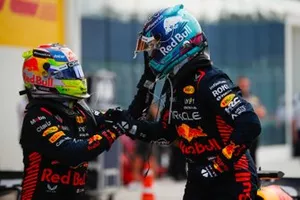 Sergio Pérez, Red Bull Racing, 2ª posición, Max Verstappen, Red Bull Racing, 1ª posición, se felicitan mutuamente en Parc Ferme