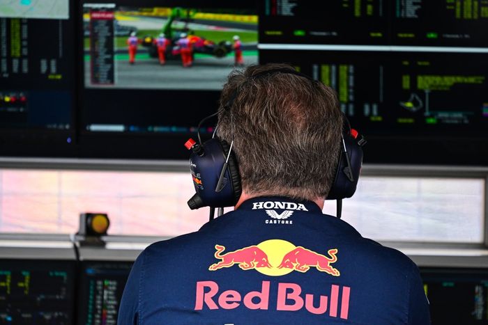 Christian Horner, Team Principal, Red Bull Racing, observa el coche de Sergio Pérez, Red Bull Racing RB19, siendo retirado por maeshals en el monitor del muro de boxes.