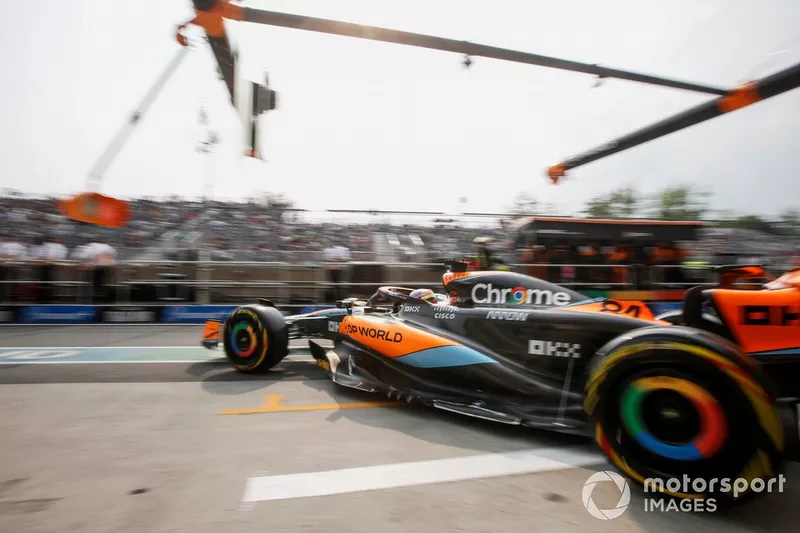 Oscar Piastri, McLaren MCL60, esce dal garage