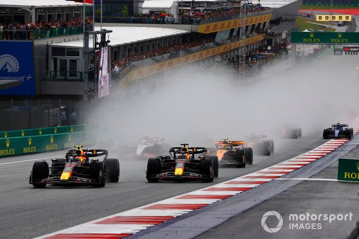 Sergio Pérez, Red Bull Racing RB19, Max Verstappen, Red Bull Racing RB19, Lando Norris, McLaren MCL60, el resto de la parrilla.