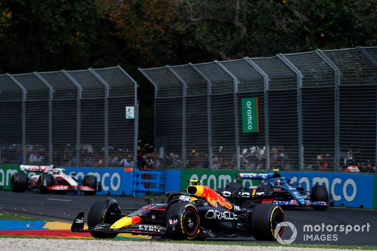 Sergio Perez, Red Bull Racing RB18, Esteban Ocon, Alpine A522, Kevin Magnussen, Haas VF-22