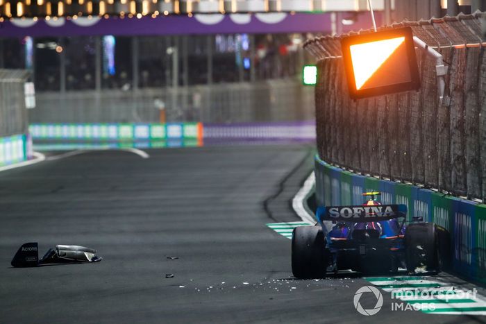 Nicholas Latifi, Williams FW44, se retira tras chocar con el muro