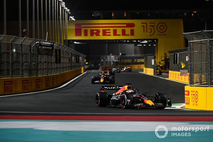 Max Verstappen, Red Bull Racing RB18, Sergio Pérez, Red Bull Racing RB18, Carlos Sainz Jr., Ferrari F1-75