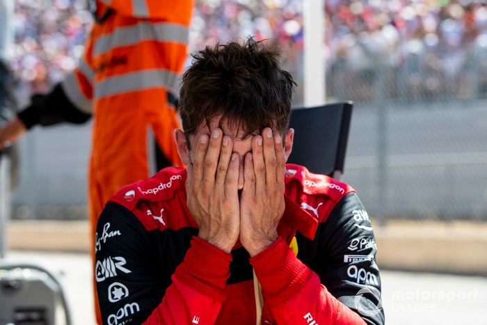 Un abatido Charles Leclerc, Ferrari F1-75, tras su choque en Le Beausset