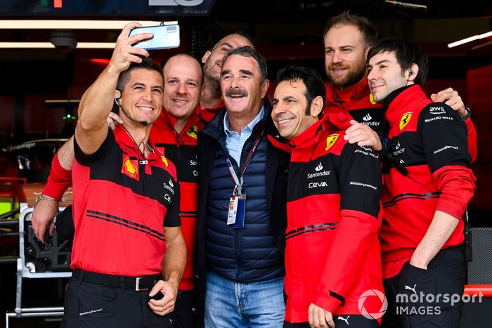 El campeón del mundo de la F1 1992, Nigel Mansell, visita el garaje de Ferrari