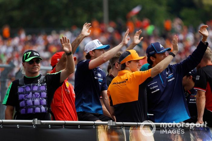 Valtteri Bottas, Stake F1 Team Kick Sauber, los pilotos saludan a los aficionados, durante el desfile de pilotos