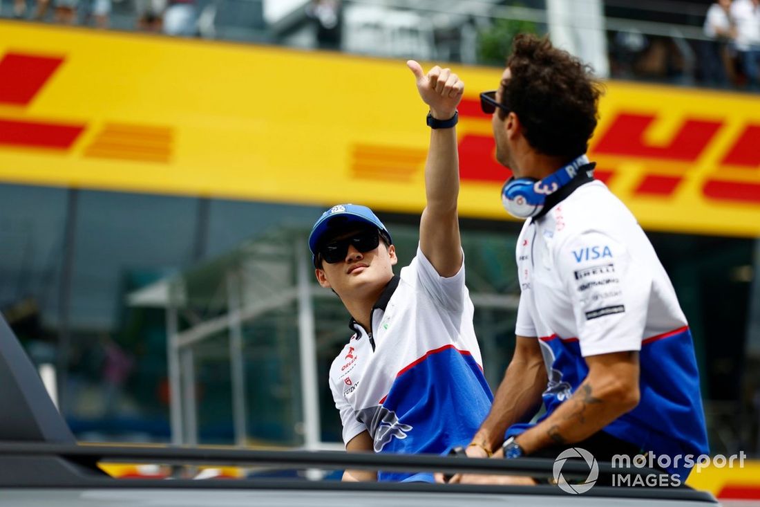 Yuki Tsunoda, Visa Cash App RB F1 Team, Daniel Ricciardo, Visa Cash App RB F1 Team, podczas parady kierowców