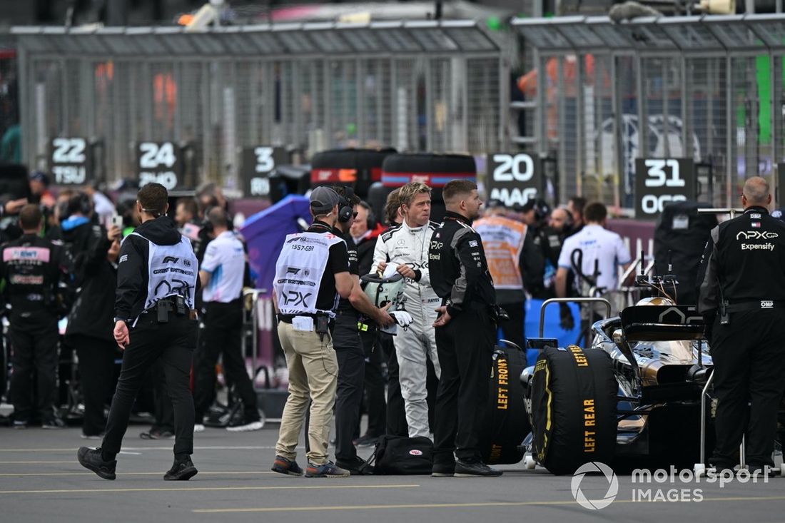 Aktor Brad Pitt podczas kręcenia nadchodzącego filmu