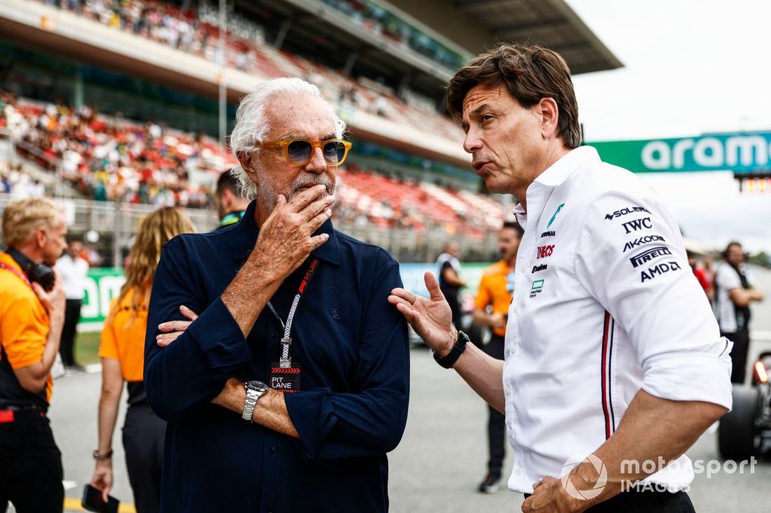 Toto Wolff, dyrektor zespołu i CEO, Mercedes-AMG F1 Team, Flavio Briatore, doradca wykonawczy, Alpine F1