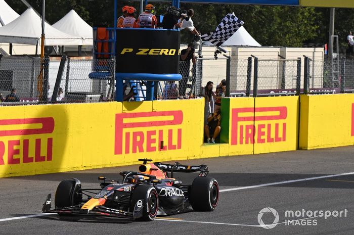 Max Verstappen, Red Bull Racing RB19, 1ª posición, toma la bandera a cuadros