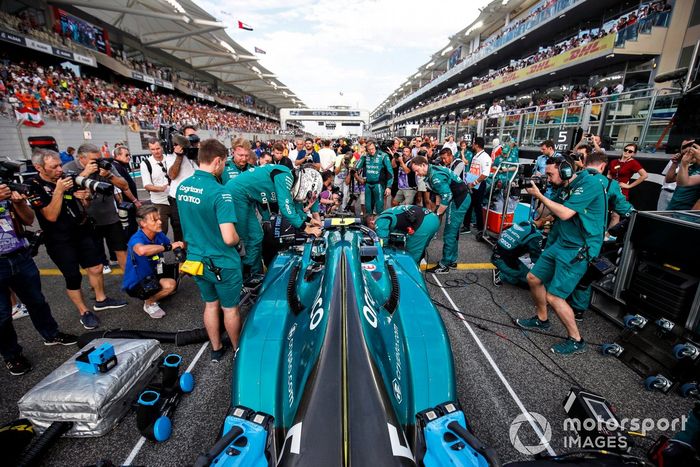 Sebastian Vettel, Aston Martin AMR22, en la parrilla de salida