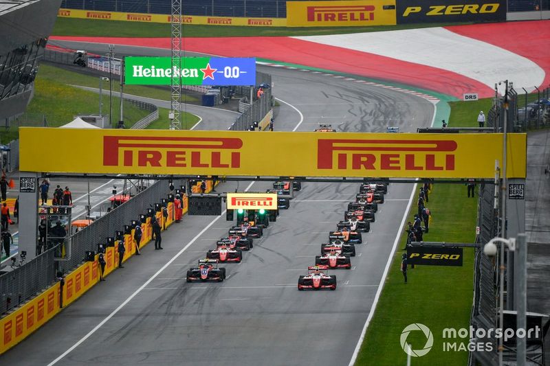 Frederik Vesti, Prema Racing, Devlin DeFrancesco, Trident, Logan Sargeant, Prema Racing y Oscar Piastri, Prema Racing al inicio de la carrera
