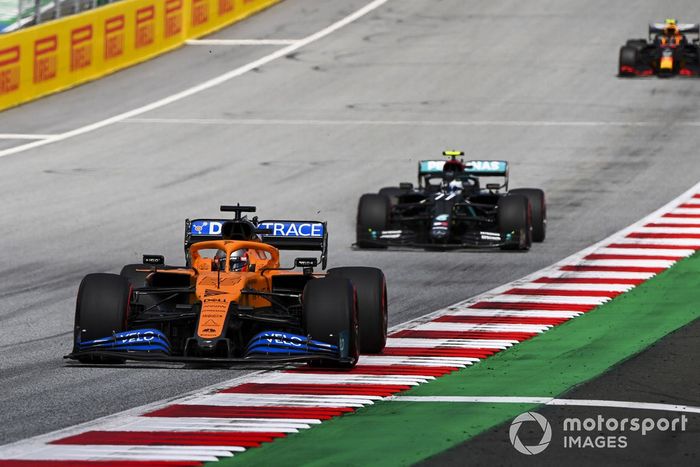 Carlos Sainz Jr., McLaren MCL35 y Valtteri Bottas, Mercedes F1 W11 EQ Performance 