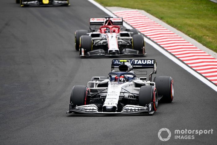 Pierre Gasly, AlphaTauri AT01, Kimi Raikkonen, Alfa Romeo Racing C39