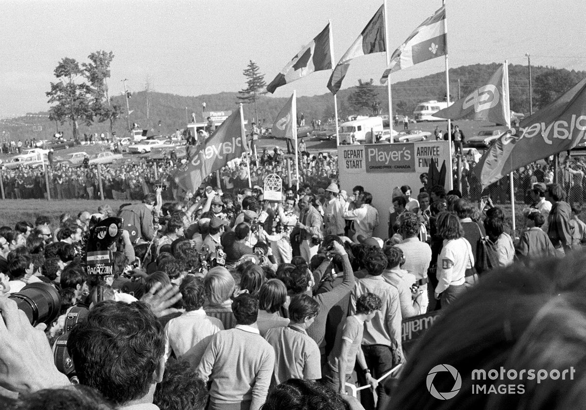 Jacky Ickx, Ferrari 312B, avec le trophée du vainqueur