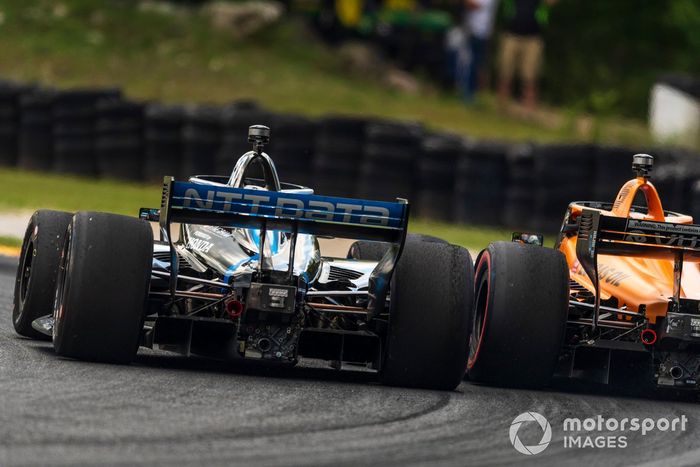 Batalla de Felix Rosenqvist, Chip Ganassi Racing Honda, Patricio O'Ward, Arrow McLaren SP Chevrolet